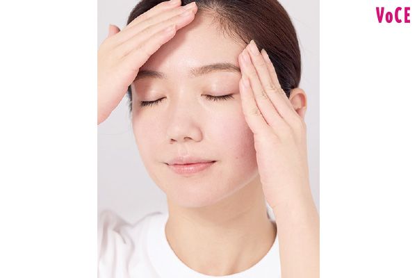 よい姿勢を意識！ 顔の上半分＆こめかみもケアして