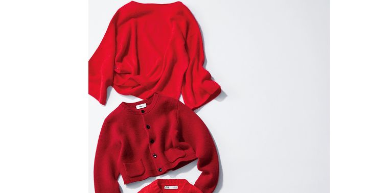 バナナリパブリックの赤トップスとミースロエの赤カーディガン