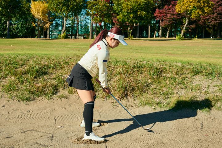 バンカーから“１発脱出”するポイントを解説！コツは「構え」と「振り抜き」