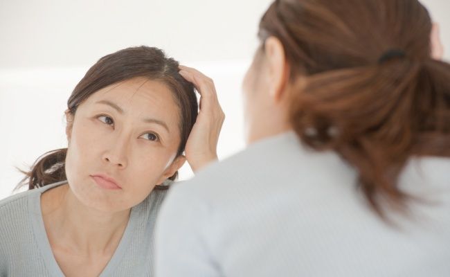 白髪が気になる女性