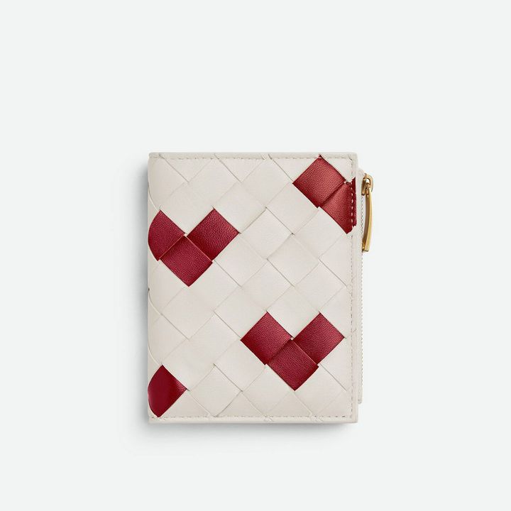 イントレチャート スモール 二つ折りウォレット ¥ 124,300／BOTTEGA VENETA（ボッテガ・ヴェネタ ジャパン 0120-60-1966） Photo_ Courtesy of BOTTEGA VENETA