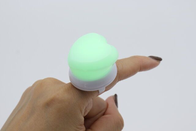 ファン！ファン！リング（LEDリングライト、8色チェンジ、ハート型） 点灯