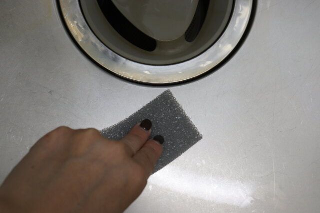 キャンドゥの毎日、取り替えられて衛生的に使える使い捨てスポンジで掃除する様子