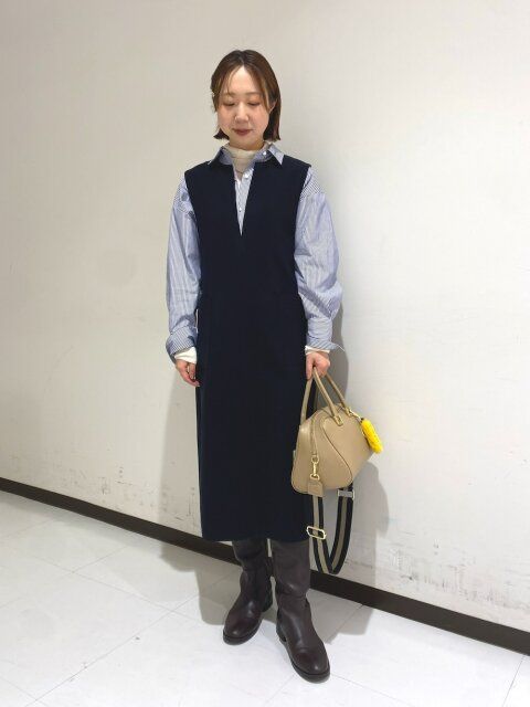黒ジャンパースカートのコーデ3
