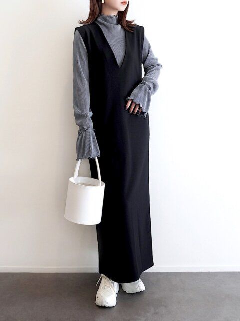 黒ジャンパースカートのコーデ5