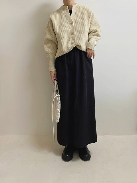 黒ジャンパースカートのコーデ2