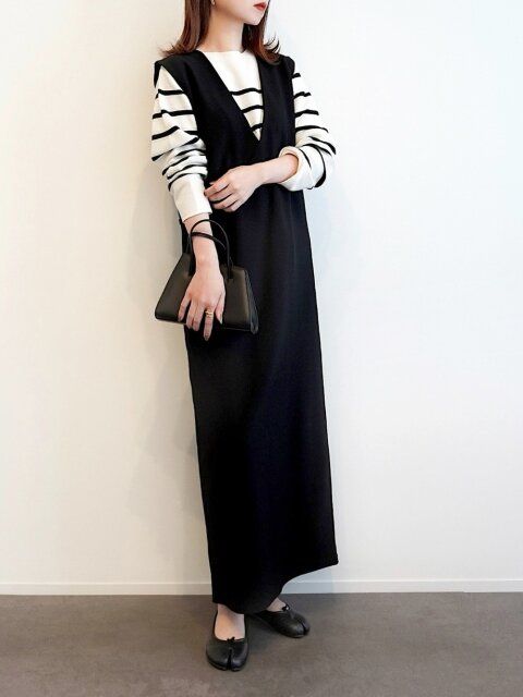 黒ジャンパースカートのコーデ4