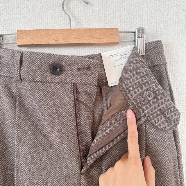 GU ヘリンボーンタックワイドパンツ BROWN ウエスト部分はファスナーとボタンが付き