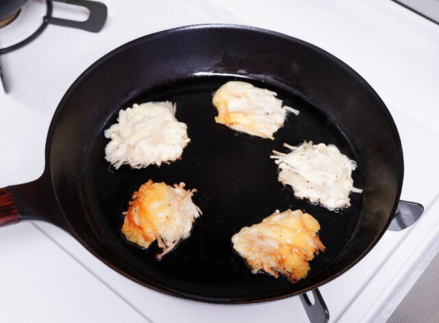 フライパンでエノキとチーズの混ぜ合わせたものを焼く
