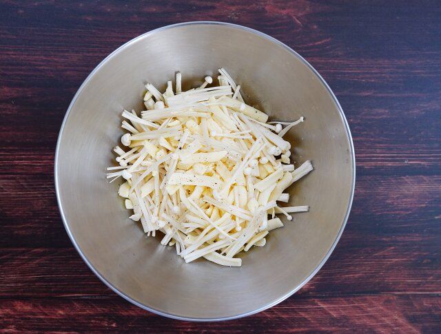 ボウルにカットしたエノキとチーズ