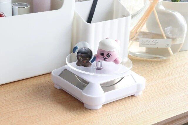 ダイソーの回るソーラー式 回転台 白色