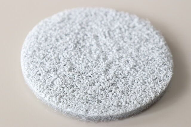 ダイソー 取り換え式キッチンシンク洗い用スポンジスペア（2個、アクリルビーズ不織布） 質感