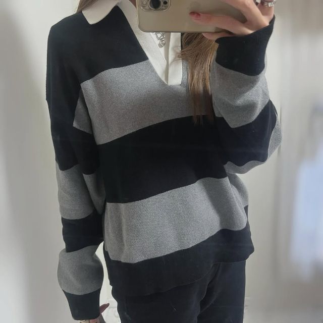 ボーダーのスムースコットンリラックスポロセーターを着たコーデ