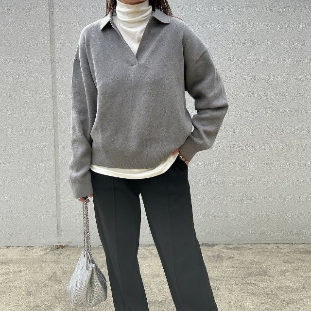 グレーのスムースコットンリラックスポロセーターを着たコーデ