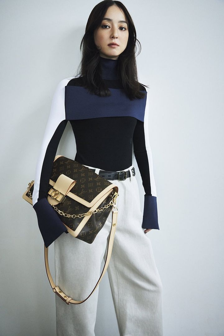 【佐々木】ルイヴィトン キャリーバッグ 佐々木希が着こなす「ルイ・ヴィトン」さっそうと持ち歩くビッグ