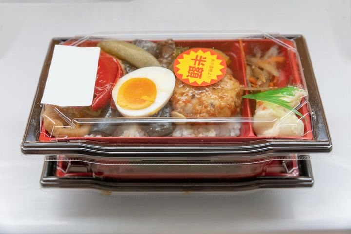 スーパーの従業員が売れ残った弁当や総菜を無断で持ち帰った場合の法的責任は？（画像はイメージ）