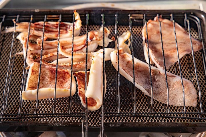 イカを焼く
