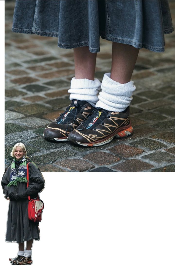 スニーカー×ルーズソックスが超かわいい！ オシャレなロンドンガールの足元