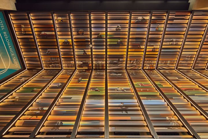 ビデオアーティスト、ルイホン・スンのデジタルアート。スリットスキャン技術によって都市に暮らす人々の日常を浮かび上がらせる。