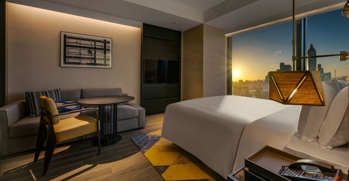 6タイプ全175 室の客室は、スタイリッシュなインテリアで設えられている。