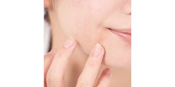 マリオネットラインの内側にオサジのチークを塗り、影を自然に消したら完成。