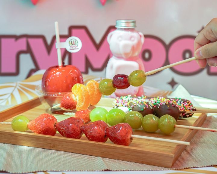 （写真手前から）「タンフル-L（いちご飴）」700円、「ミカンタンフル」500円、「シャインマスカット」600円、「ぷちチョコタンフル」500円、「チョコバナナ」400円、「リンゴ飴」600円 ※フルーツの時価により変動することもあり