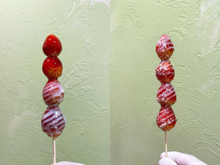 （写真左から）「原宿特製イチゴ飴 4個串＋練乳トッピング ハーフ」788円、「原宿特製イチゴ飴 4個串＋練乳トッピング オール」831円