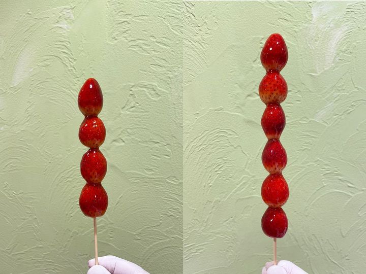  （写真左から）「原宿特製イチゴ飴 4個串」702円、「原宿特製イチゴ飴 6個串」918円