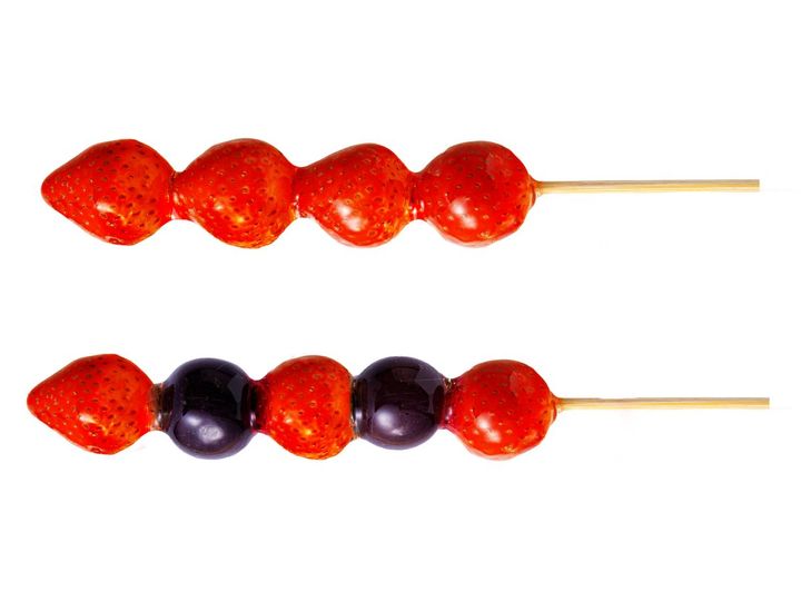 （写真上から）「いちごあめ」650円、「いちごぶどうあめ」700円