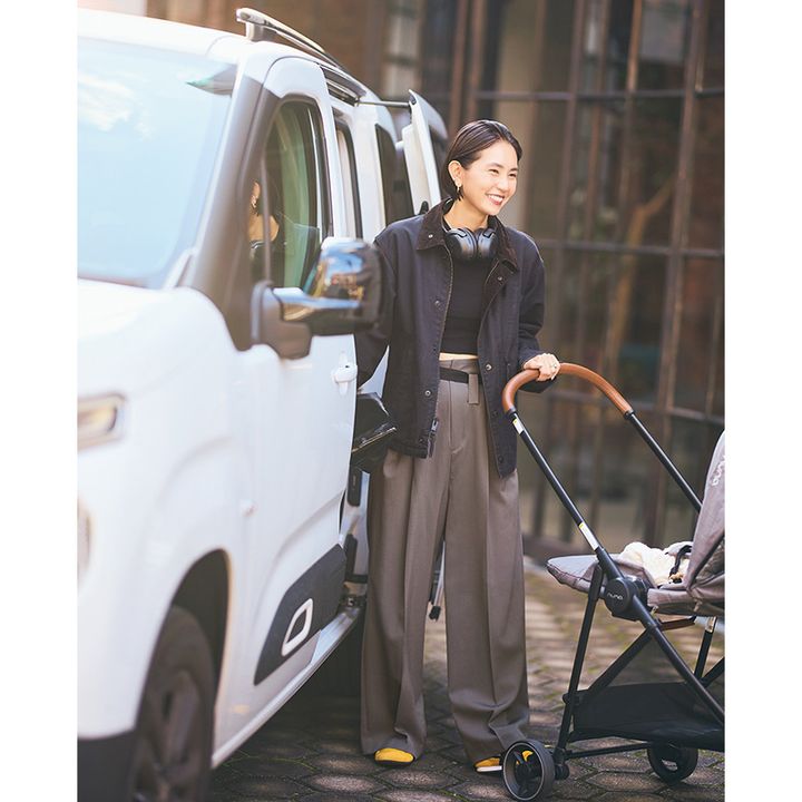 車から降りて準備するママ