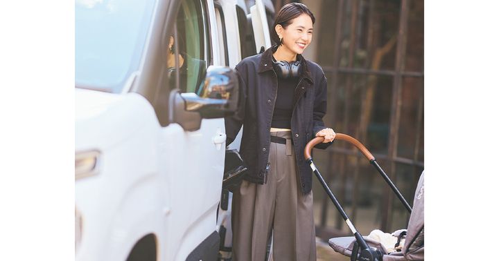 愛車のシトロエンから降りて準備するママ