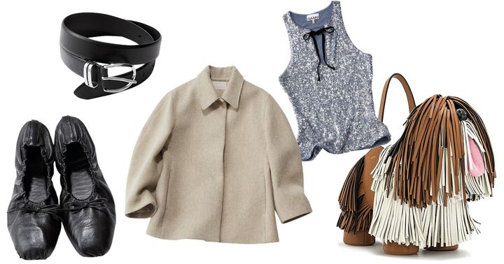 フラットシューズ、ベルト、アウター、ラメタンクトップ、バッグ