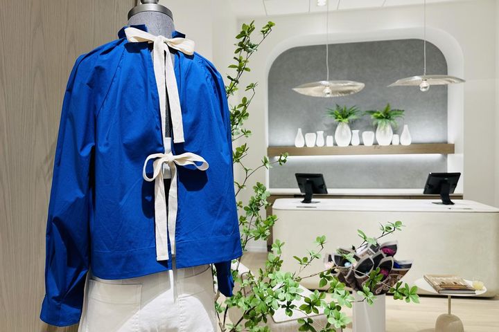 画像: ポプリンタイバッグトップス￥15,000／ギャップジャパン（バナナ・リパブリック） bananarepublic.gap.co.jp