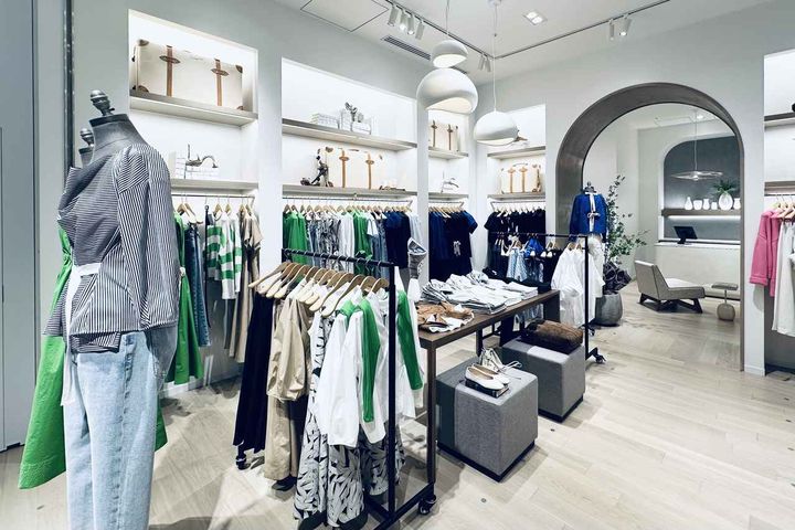 画像: アーチ型のファサードが特徴。旅がもたらす開放的なムードが漂うバナナ・リバブリック 虎ノ門ヒルズ店内 bananarepublic.gap.co.jp