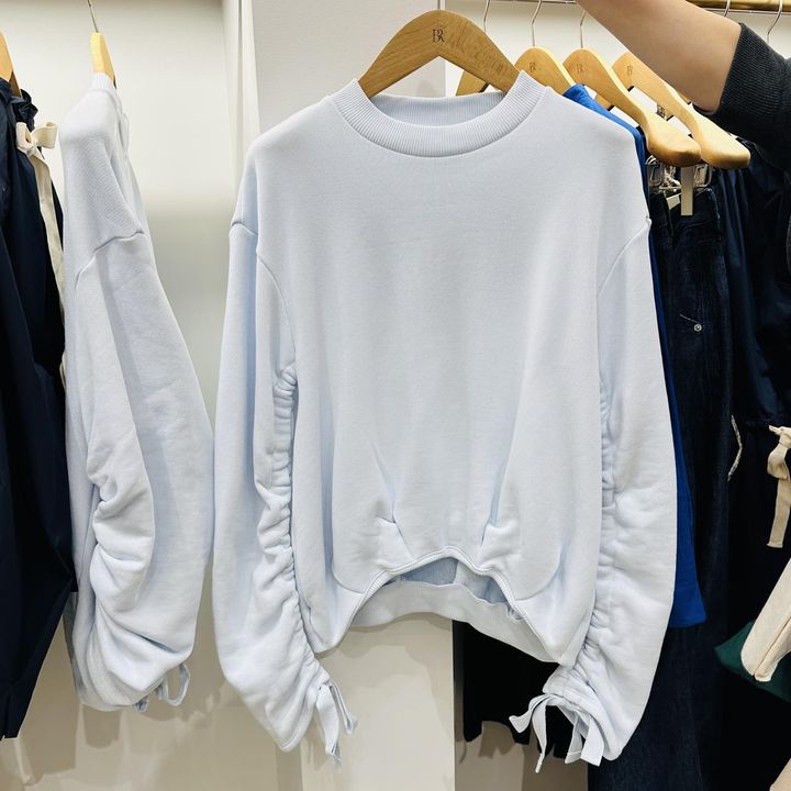 画像: スウェットシャツトップス￥18,000／ギャップジャパン（バナナ・リパブリック） bananarepublic.gap.co.jp