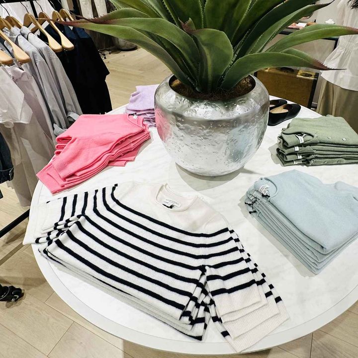 画像: カシミヤ ショートスリーブセーター各￥20,000・ ニットポロ￥20,000／ギャップジャパン（バナナ・リパブリック） bananarepublic.gap.co.jp