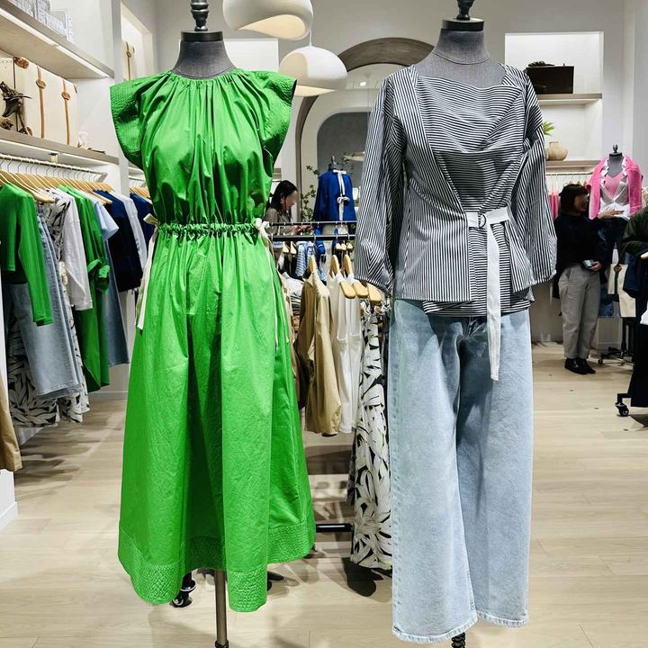 画像: （左）ドレス￥20,000・（右）トップス￥14,000／ギャップジャパン（バナナ・リパブリック） bananarepublic.gap.co.jp