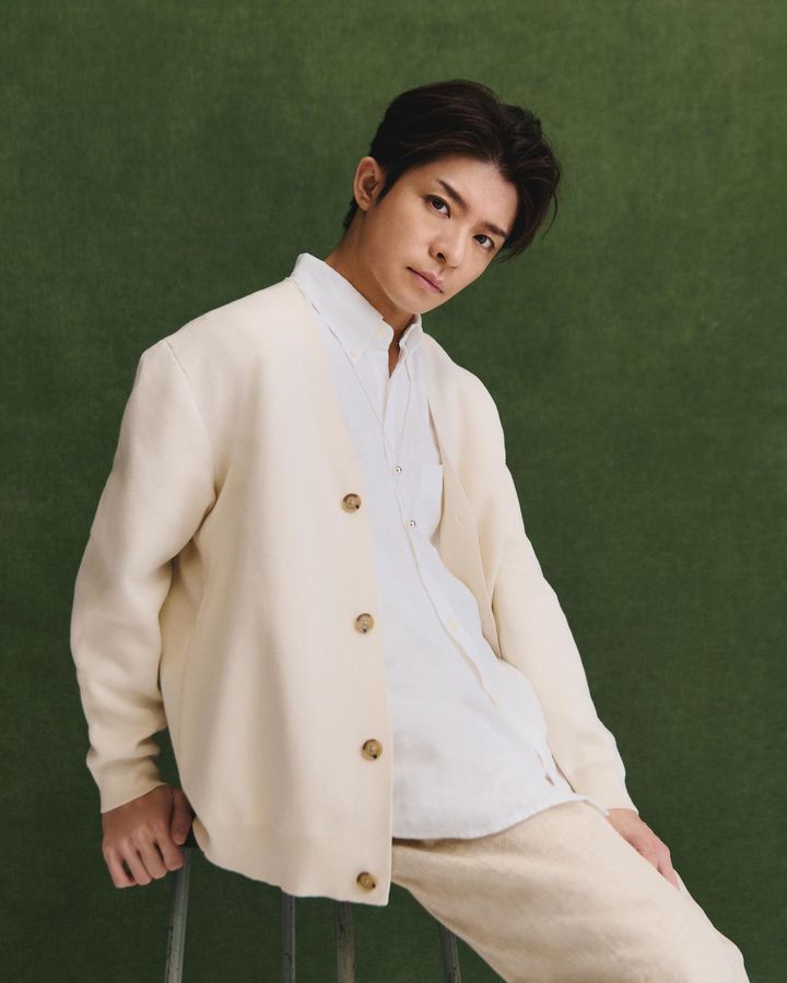 画像: 岸さんが着ているカーディガンは女性にもおすすめ◎。カーディガン￥16,000／ギャップジャパン（バナナ・リパブリック）© Banana Republic bananarepublic.gap.co.jp