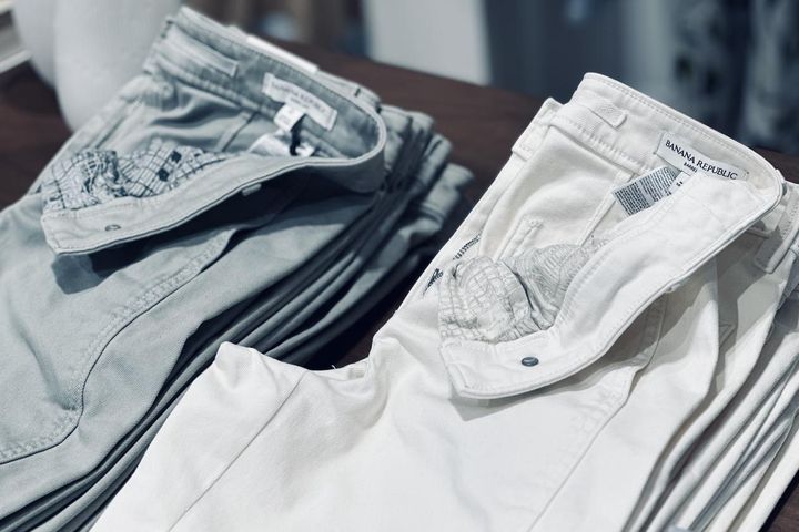 画像: 大人の女性が毎日のコーディネートに取り入れやすいパンツがそろうのも『バナナ・リパブリック』の特徴。パンツ各￥18,000／ギャップジャパン（バナナ・リパブリック） bananarepublic.gap.co.jp