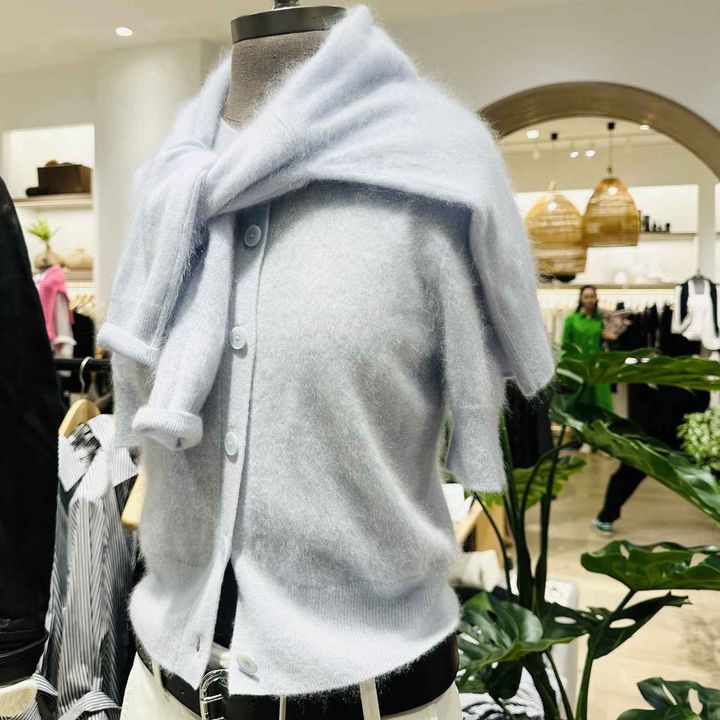 画像: カシミヤカーディガン￥28,000・肩に巻いたカシミヤクルーニット￥30,000／ギャップジャパン（バナナ・リパブリック） ※虎ノ門ヒルズ店限定 bananarepublic.gap.co.jp