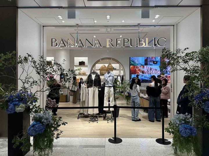 画像: 2025年1月31日に、地下鉄メトロ「虎ノ門ヒルズ」駅直結エリアにオープンした『バナナ・リバブリック』虎ノ門ヒルズ店 bananarepublic.gap.co.jp