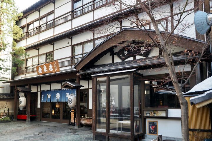 草津・湯畑からすぐ♪ ひとりでもゆっくり過ごせる老舗宿併設の隠れ家カフェ「奈良屋 喫茶去」であったか抹茶ラテを