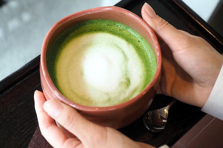 草津・湯畑からすぐ♪ ひとりでもゆっくり過ごせる老舗宿併設の隠れ家カフェ「奈良屋 喫茶去」であったか抹茶ラテを