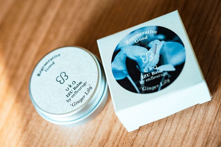 伊豆で8 月下旬から11 月に咲くジンジャーリリーの芳香成分を丁寧な製法でシアバターに閉じ込めた。イズ バーム バイ アンフルラージュ ジンジャーリリー 10g ￥2,750（限定発売中）／ウカトーキョーヘッドオフィス（03-5843-0429）