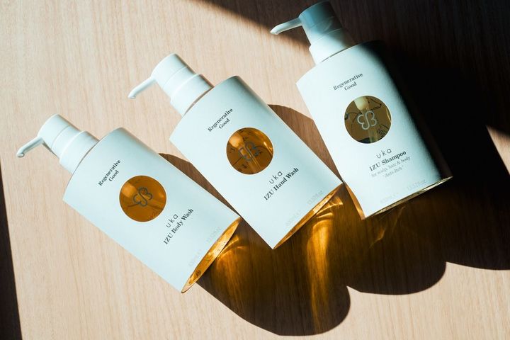 リジェネラティブ グッドをコンセプトにした新シリーズが2024年夏に誕生。〈左から〉イズボディウォッシュ 400ml ￥4,620、同 ハンドウォッシュ 400ml ￥4,290、同 シャンプーフォースカルプ,ヘア&ボディ 'Anti-Itch' 400ml ￥6,600／すべてウカトーキョーヘッドオフィス（03-5843-0429）