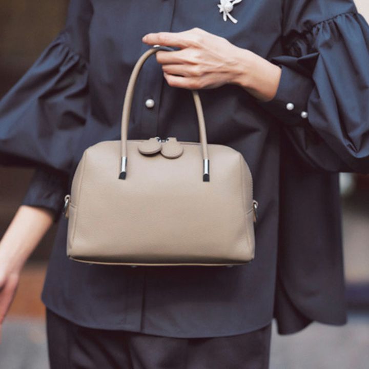 フォーマル使いできるシンプルなミニボストンバッグ
