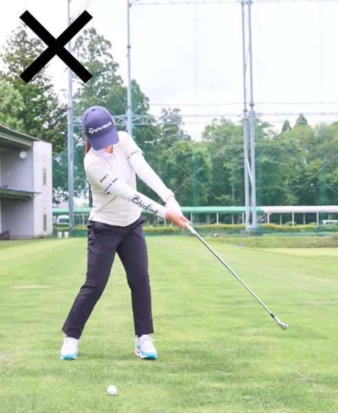 女子プロが実践する練習法！“両ワキにタオル”を挟んでスイング