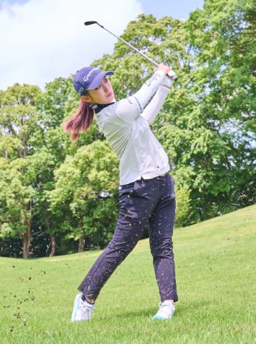 女子プロが実践する練習法！“両ワキにタオル”を挟んでスイング