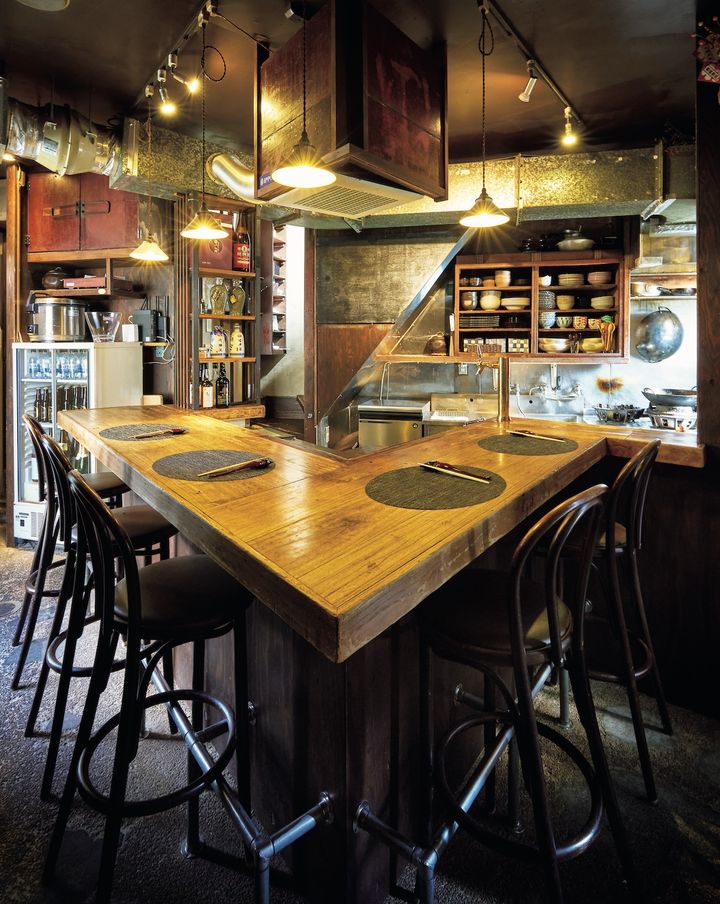 高円寺にある極彩椿 元小料理屋だった店内