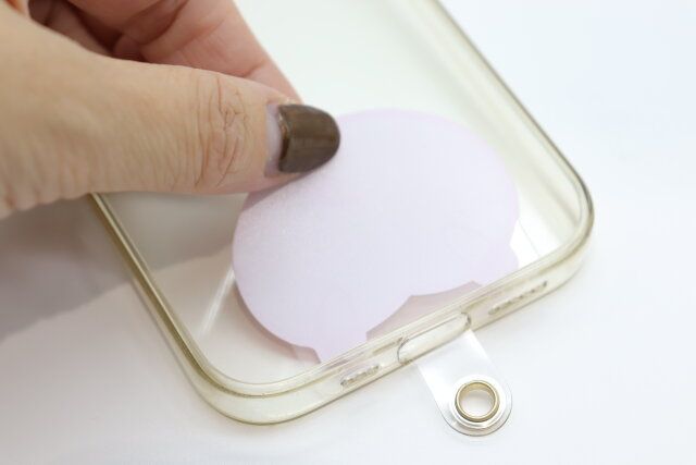 ダイソーの便利な5050 スマホ貼り付けパーツ（ブタさん、2P）